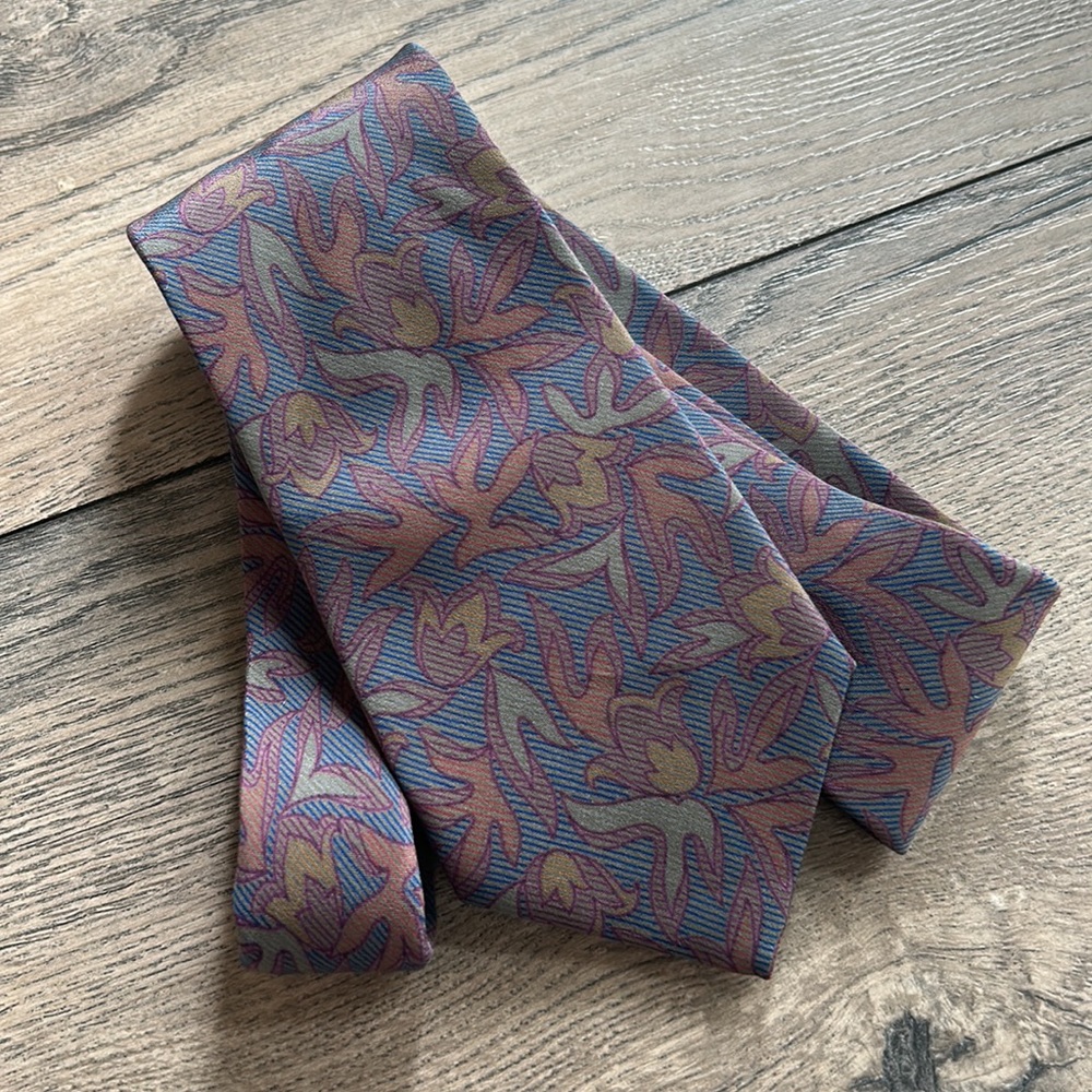 Valentino Vintage Silk Subtle color Palletee Botanical Pattern Tie